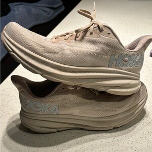 Women’s Clifton 9 // Size 12 or Men’s 10.5 // B Width